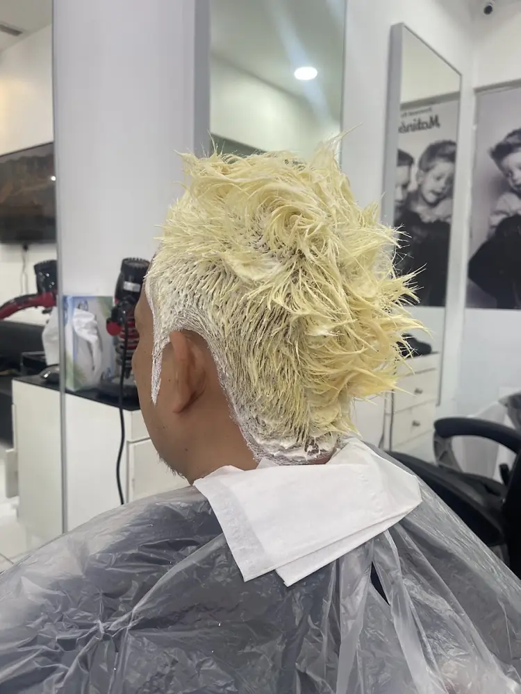 Blonde colour on a textured cut