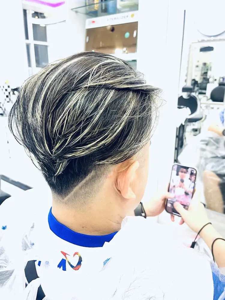 Silver highlights seen from the side